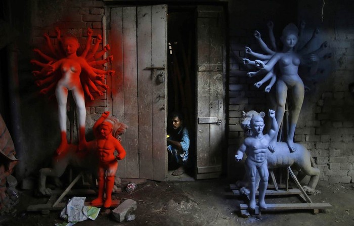 Một công nhân bên trong xưởng chế tác tượng nữ thần Durga ở Kolkata, Ấn Độ hôm 16/10. Lễ hội Durga Puja thờ nữ thần Durga được tổ chức từ ngày 20/10 đến 24/10.